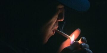 التغلب على الإدمان: التعرف على العلامات و الحصول على المساعدة