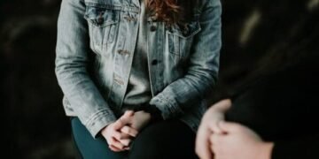 كيف يتم علاج حالات الصحة النفسية