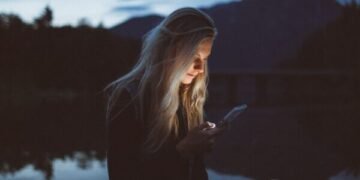 حياتي لا تبدو مثالية. كيف تكذب عليك مواقع التواصل الاجتماعي؟