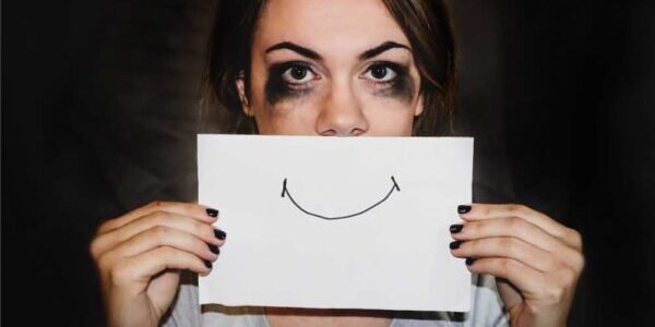 ما تحتاج معرفته حول الاكتئاب المبتسم