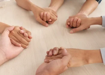 التواصل العاطفي: كيفية بناء علاقات صحية ومتوازنة