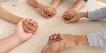 التواصل العاطفي: كيفية بناء علاقات صحية ومتوازنة