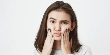 لمس الوجه في لغة الجسد: فهم الإشارات اللاإرادية للتواصل الفعال